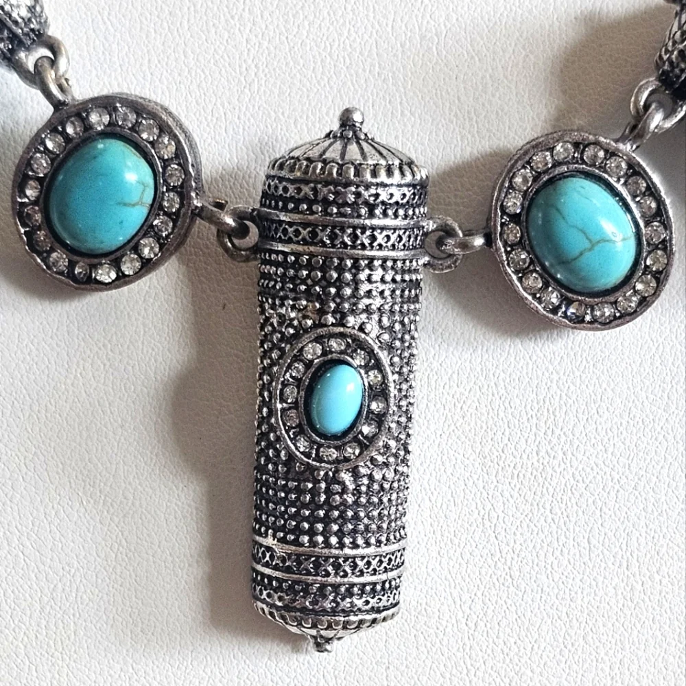 Rare Find Handcrafted / Engraved Howlite & Rhinestone Silver Tone Necklace. - Picture 3 of 6
